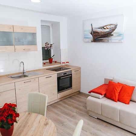 Apartma Nika Hrvatini Buitenkant foto